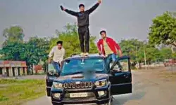 वाह क्या स्टंट है- स्टेरिंग छोड़ चलती कार में बनाई रील- पुलिस को चैलेंज वाह क्या स्टंट है- स्टेरिंग छोड़ चलती कार में बनाई रील- पुलिस को चैलेंज