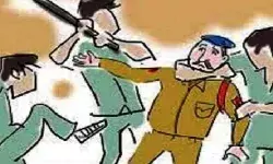 शराब कारोबारियों ने हमला कर तीन पुलिसकर्मियों को किया घायल शराब कारोबारियों ने हमला कर तीन पुलिसकर्मियों को किया घायल