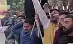 पीतवस्त्र धारण कर पहुंचे अखिलेश को दिखाएं काले झंडे बोले पीतवस्त्र धारण कर पहुंचे अखिलेश को दिखाएं काले झंडे बोले