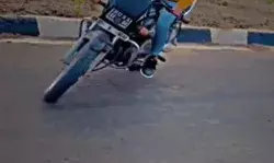 सड़क पर बाइक से कर रहा था स्टंट- अरेस्ट कर थमा दिया इतने का चालान सड़क पर बाइक से कर रहा था स्टंट- अरेस्ट कर थमा दिया इतने का चालान