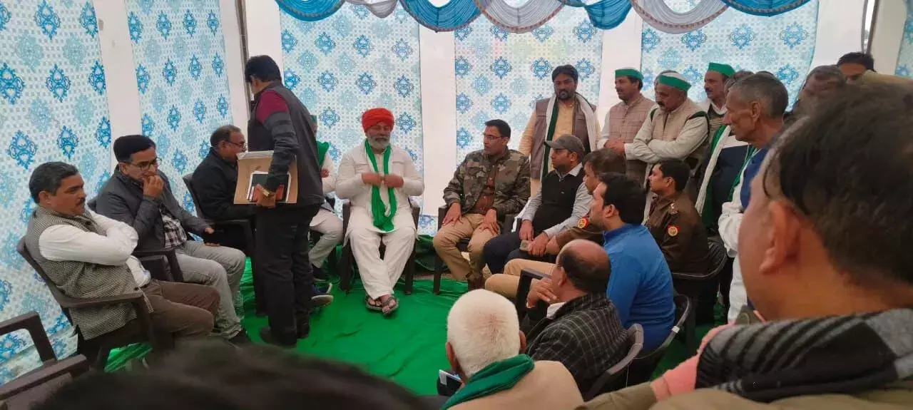 धरना स्थल पर अफसरों से बातचीत के बाद मीडिया से क्या बोले राकेश टिकैत धरना स्थल पर अफसरों से बातचीत के बाद मीडिया से क्या बोले राकेश टिकैत