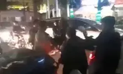 कार से रिक्शा टच होने की सजा नॉन स्टॉप जूते- 8 सेकंड में मारे.... कार से रिक्शा टच होने की सजा नॉन स्टॉप जूते- 8 सेकंड में मारे....