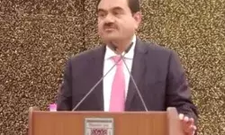 हिडनबर्ग बोला- देश के झंडे में लपेटकर लूट मचा रहा अदानी ग्रुप