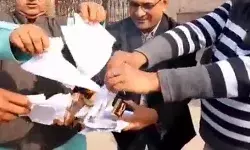 स्वामी प्रसाद अब रामचरितमानस की प्रतियां फूंकने के लपेटे में आये स्वामी प्रसाद अब रामचरितमानस की प्रतियां फूंकने के लपेटे में आये