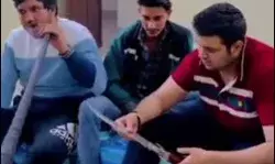 हुक्के में कश मारकर हवा में धुआं उडाया और लहराया खंजर- अब...