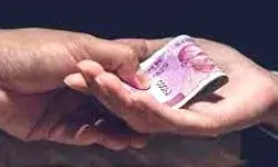 किसान से ले रहा था लेखपाल रिश्वत- रंगेहाथ कर लिया गया अरेस्ट किसान से ले रहा था लेखपाल रिश्वत- रंगेहाथ कर लिया गया अरेस्ट