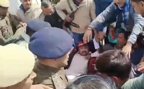 डिप्टी सीएम का विरोध करने पहुंचे सरपंचों को पुलिस ने गाड़ी में ठूंसा