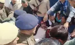 डिप्टी सीएम का विरोध करने पहुंचे सरपंचों को पुलिस ने गाड़ी में ठूंसा डिप्टी सीएम का विरोध करने पहुंचे सरपंचों को पुलिस ने गाड़ी में ठूंसा