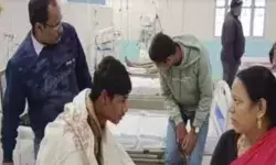 चारों तरफ मौजूद लड़कियों में खुद को अकेला देख लड़का हुआ बेहोश चारों तरफ मौजूद लड़कियों में खुद को अकेला देख लड़का हुआ बेहोश