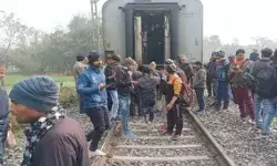 दो हिस्सों में बंटी ट्रैक पर चलती ट्रेन- यात्रियों में मचा हड़कंप दो हिस्सों में बंटी ट्रैक पर चलती ट्रेन- यात्रियों में मचा हड़कंप