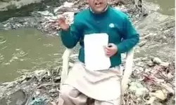 गजब का विरोध प्रदर्शन- नाला हुआ बंद तो उसमें कुर्सी डाल ली चाय की.. गजब का विरोध प्रदर्शन- नाला हुआ बंद तो उसमें कुर्सी डाल ली चाय की..