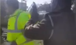 सरेआम दरोगा ने दीवान से किए दो दो हाथ- बीच सड़क उड़ा वर्दी का मजाक