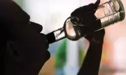 इनाम जीतकर करोड़पति बने युवक ने नशे में टल्ली होकर किया तांडव इनाम जीतकर करोड़पति बने युवक ने नशे में टल्ली होकर किया तांडव