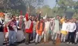 साधु संतों की पुलिस से झड़प- स्वामी प्रसाद के पुतले पर बरसाई तलवार साधु संतों की पुलिस से झड़प- स्वामी प्रसाद के पुतले पर बरसाई तलवार