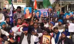 संविधान की प्रतियां जलाने के आरोपी टीचर के खिलाफ भीम आर्मी का प्रदर्शन संविधान की प्रतियां जलाने के आरोपी टीचर के खिलाफ भीम आर्मी का प्रदर्शन