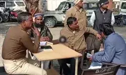 सभासद के घर पकड़ी बिजली चोरी- कर्मियों को दौड़ा-दौड़ा कर पीटा सभासद के घर पकड़ी बिजली चोरी- कर्मियों को दौड़ा-दौड़ा कर पीटा