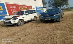 अखिलेश के काफिले में टकराये शामिल वाहन- कई लोग घायल अखिलेश के काफिले में टकराये शामिल वाहन- कई लोग घायल