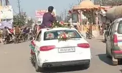 हाईवे पर चलती कार में स्टंट- सनरूफ खोलकर मोबाइल पर लड़ाये गप्पे हाईवे पर चलती कार में स्टंट- सनरूफ खोलकर मोबाइल पर लड़ाये गप्पे