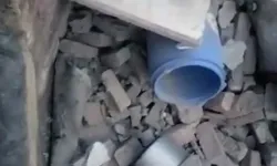 गैस गीजर के धमाके से उड़ी मकान की छत- पति पत्नी व बेटी दबे गैस गीजर के धमाके से उड़ी मकान की छत- पति पत्नी व बेटी दबे