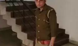 दारू महकमें में होने का फायदा उठाया- टल्ली होकर सिपाही लड़खड़ाया दारू महकमें में होने का फायदा उठाया- टल्ली होकर सिपाही लड़खड़ाया