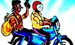 दिनदहाड़े बैंक मैनेजर से लूट- कार के सामने बाइक लगाकर रुकवाई थी कार
