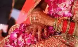 लो जी 65 साल के दूल्हे ने 23 साल की दुल्हन से लिए फेरे- 6 बेटियां.... लो जी 65 साल के दूल्हे ने 23 साल की दुल्हन से लिए फेरे- 6 बेटियां....