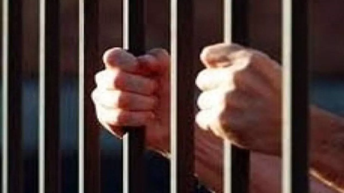 सजा सुनाने से पहले ही कैदी अदालत से फरार- पुलिस मलती रह गई हाथ