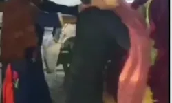 एक व्यक्ति के लिए भिड़ी 2 महिलाएं- चौकी के सामने नोंचे बाल- चले.. एक व्यक्ति के लिए भिड़ी 2 महिलाएं- चौकी के सामने नोंचे बाल- चले..