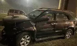 टायर फटने से डिवाइडर पर चढ़ी कार- सपा सांसद और पत्नी हुई...