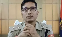 अभद्रता पर गिरी गाज- दरोगा को जारी हुआ लाइन में हाजिर होने का फरमान अभद्रता पर गिरी गाज- दरोगा को जारी हुआ लाइन में हाजिर होने का फरमान