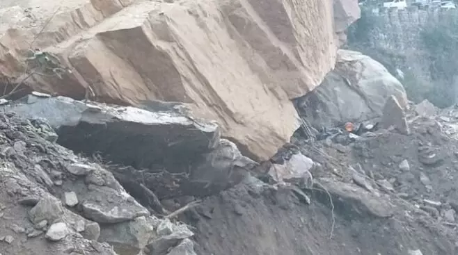 दरकी चट्टान के नीचे दबा बाइक सवार- रोकी वाहनों की आवाजाही दरकी चट्टान के नीचे दबा बाइक सवार- रोकी वाहनों की आवाजाही