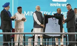 संसद पहुंचे पीएम की जैकेट अब बनी चर्चा का विषय- इस मटेरियल से है बनी