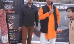 बेटी को बिग बॉस विनर बनाने को पिता उतरा सड़क पर- मांग रहा वोट