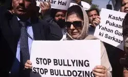 महबूबा मुफ्ती को राजधानी दिल्ली में लिया हिरासत में महबूबा मुफ्ती को राजधानी दिल्ली में लिया हिरासत में