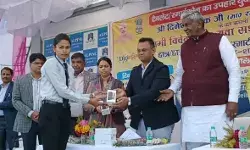 प्रभारी मंत्री का दलितों के घर भोजन- हॉस्पिटल के निरीक्षण से संतुष्ट प्रभारी मंत्री का दलितों के घर भोजन- हॉस्पिटल के निरीक्षण से संतुष्ट