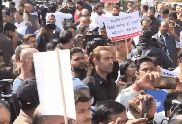 विरोध मार्च के बाद भाजपा का सीएम आवास पर धरना- कई गिरफ्तार