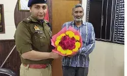 लाखों रुपए भी नहीं डिगा पाए ईमान- पुलिस को सौंप दिया ईमानदारी का प्रमाण लाखों रुपए भी नहीं डिगा पाए ईमान- पुलिस को सौंप दिया ईमानदारी का प्रमाण