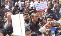 विरोध मार्च के बाद भाजपा का सीएम आवास पर धरना- कई गिरफ्तार