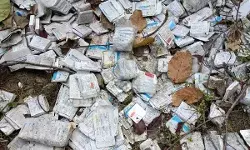 मरीजों को देने के बजाय सड़क किनारे फेंककर ठिकाने लगाई दवाइयां मरीजों को देने के बजाय सड़क किनारे फेंककर ठिकाने लगाई दवाइयां