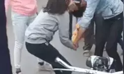 सिर पर छात्राओं की चप्पल पड़ते ही गायब हो गई मोबाइल नंबर की चाहत