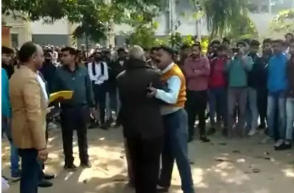 गर्लफ्रेंड को टेडीबियर देने पर कॉलेज में हुआ बवाल- बुलानी पड़ी पुलिस गर्लफ्रेंड को टेडीबियर देने पर कॉलेज में हुआ बवाल- बुलानी पड़ी पुलिस