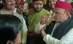 अखिलेश को देखते ही बोला चाय वाला- मोदी है तो मुमकिन है