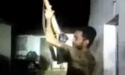 कार की बोनट पर काटा केक- चलाई गोलियां- अब तलाश रही पुलिस कार की बोनट पर काटा केक- चलाई गोलियां- अब तलाश रही पुलिस