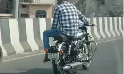 युवक को स्टाइलिश बाइक चलाते देख लोगों ने जान की खैर मनाई युवक को स्टाइलिश बाइक चलाते देख लोगों ने जान की खैर मनाई