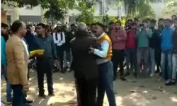 गर्लफ्रेंड को टेडीबियर देने पर कॉलेज में हुआ बवाल- बुलानी पड़ी पुलिस