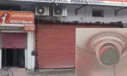 चौकी से 30 मीटर दूर एटीएम को उखाड़ 3 मिनट में गाडी डालकर बदमाश फरार चौकी से 30 मीटर दूर एटीएम को उखाड़ 3 मिनट में गाडी डालकर बदमाश फरार