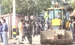 अतिक्रमण के खिलाफ कार्यवाही जारी- इलाका बनाया पुलिस छावनी अतिक्रमण के खिलाफ कार्यवाही जारी- इलाका बनाया पुलिस छावनी