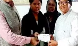 महिला ऑटो चालक की बेटी की प्रियंका ने जमा कराई फीस-ली थी यह जिम्मेदारी महिला ऑटो चालक की बेटी की प्रियंका ने जमा कराई फीस-ली थी यह जिम्मेदारी