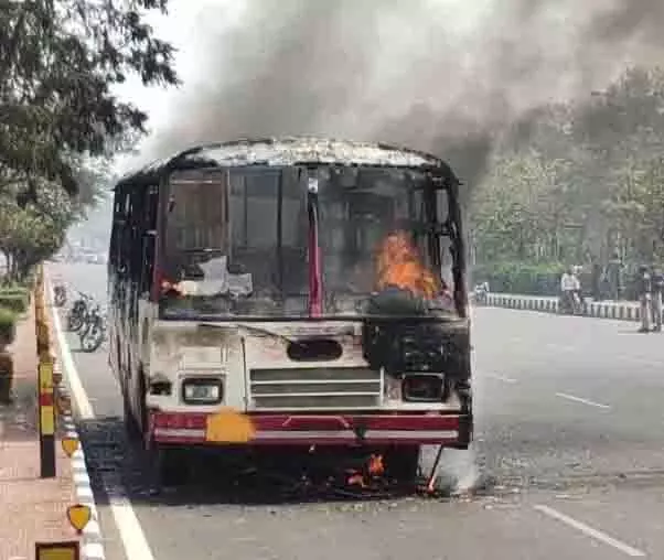 अड्डे पर रोडवेज बस में लगी आग- यात्रियों ने जान जोखिम में डालकर रॉकी बस