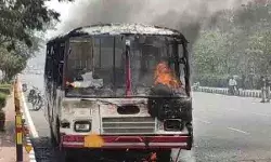 अड्डे पर रोडवेज बस में लगी आग- यात्रियों ने जान जोखिम में डालकर रॉकी बस अड्डे पर रोडवेज बस में लगी आग- यात्रियों ने जान जोखिम में डालकर रॉकी बस
